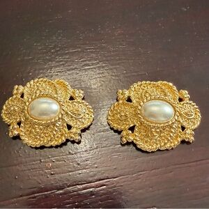 Musi Elegant Gold and Pearl sweater or shoe clips
New condition 
But very old